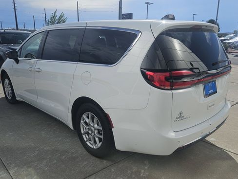 Used 2024 Chrysler Pacifica Touring-L FWD image 21