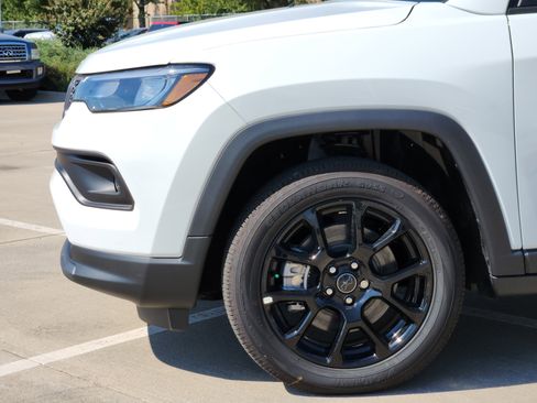 New 2026 Jeep Compass Latitude image 5