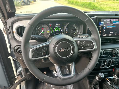 Used 2025 Jeep Wrangler Unlimited Sahara w/ Safety Group AWD/4WD image 14