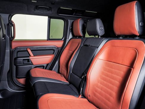 Used 2025 Land Rover Defender 110 image 17