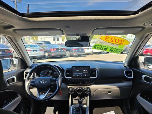 Used 2023 Hyundai Venue SEL image 11