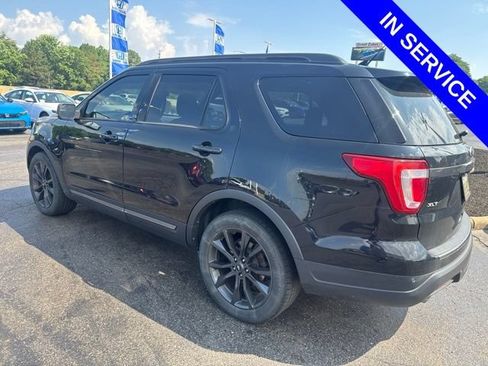 Used 2018 Ford Explorer XLT w/ Equipment Group 202A FWD image 4