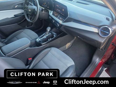 Used 2025 Chevrolet Trax LT FWD image 16