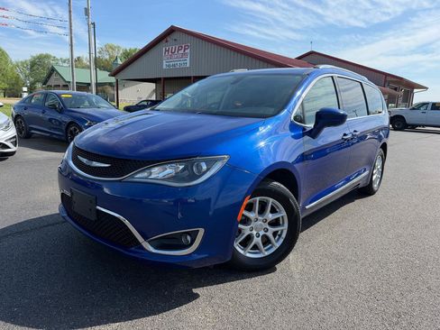 Used 2020 Chrysler Pacifica Touring-L image 1