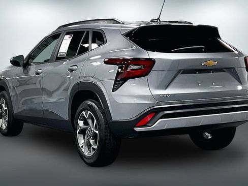 Used 2025 Chevrolet Trax LT FWD image 5