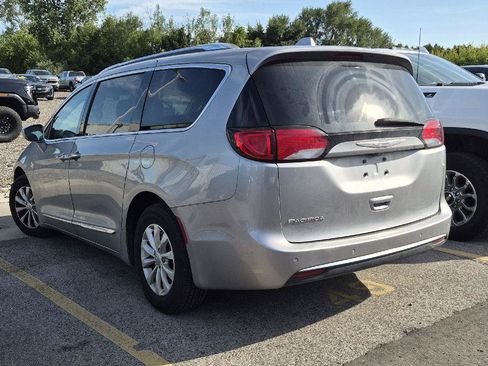 Used 2018 Chrysler Pacifica Touring-L FWD image 4