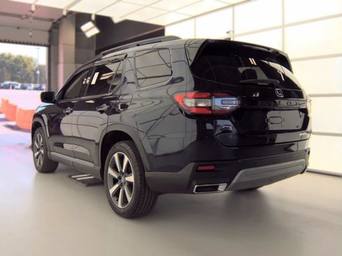 Used 2024 Honda Pilot Touring image 10