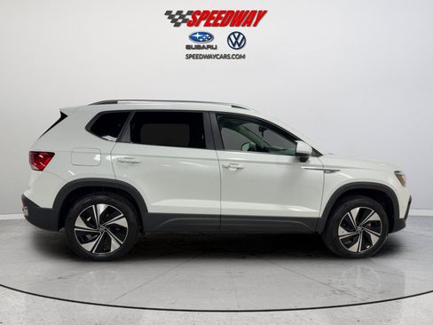 Certified 2024 Volkswagen Taos SE w/ Panoramic Sunroof Package AWD/4WD image 4