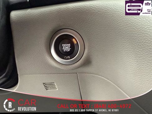 Used 2024 Chrysler Pacifica Touring-L FWD image 14