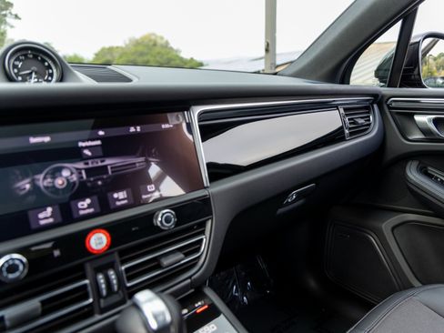 Certified 2025 Porsche Macan image 34