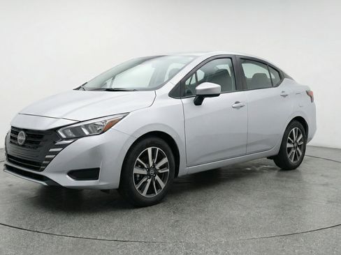 Used 2025 Nissan Versa SV image 3