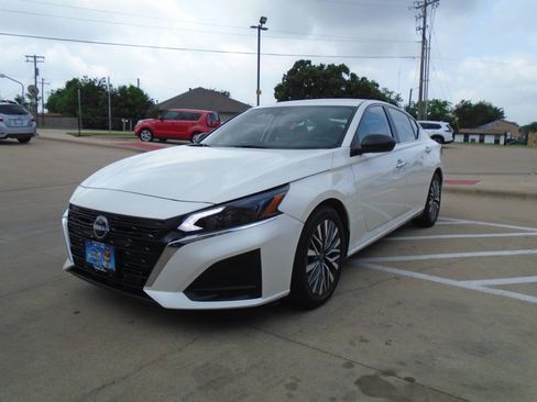 Used 2024 Nissan Altima 2.5 SV FWD image 3