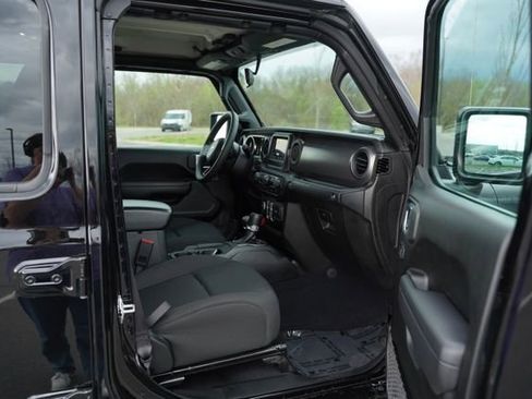 Used 2023 Jeep Gladiator Sport image 18