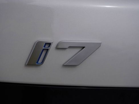 New 2024 BMW i7 xDrive60 image 29