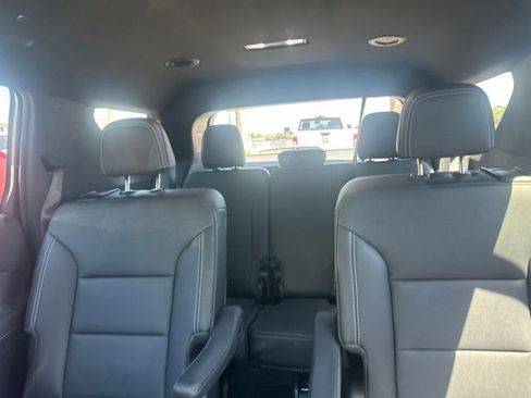 Used 2025 Chevrolet Traverse LT FWD image 19