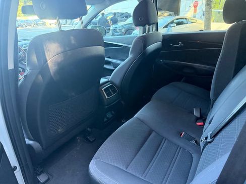 Used 2018 Kia Sorento FWD image 19