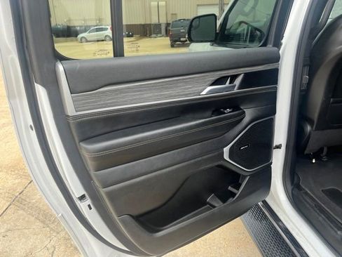 Used 2024 Jeep Wagoneer L Series III w/ Flexible Seating Group AWD/4WD image 13