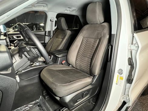 Used 2020 Ford Explorer XLT image 4