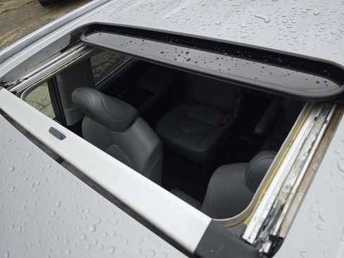Used 2021 Toyota Highlander XLE FWD image 3
