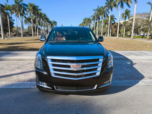 Used 2019 Cadillac Escalade ESV Luxury image 3