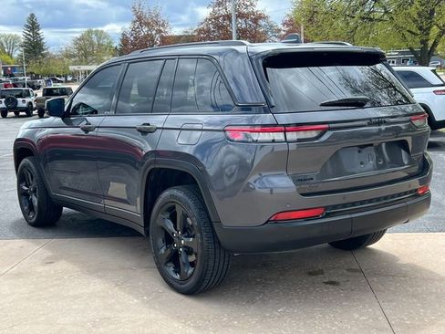 Used 2024 Jeep Grand Cherokee Altitude AWD/4WD image 9