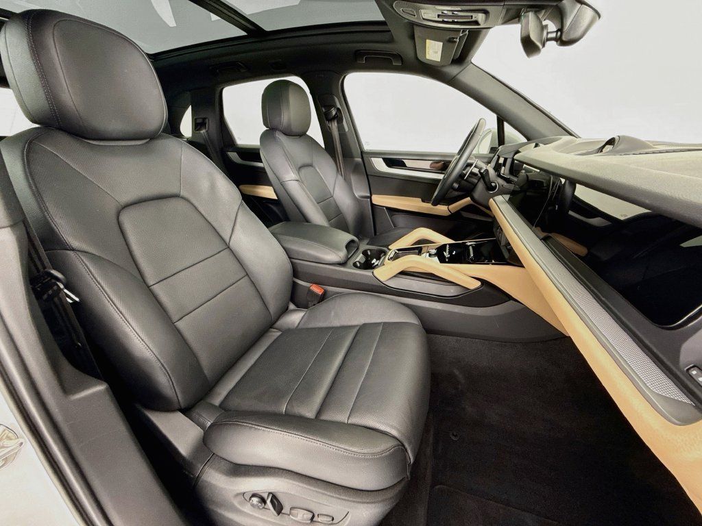 Certified 2024 Porsche Cayenne AWD/4WD image 30