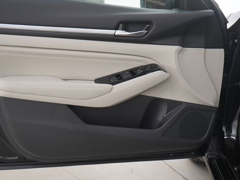 Used 2023 Nissan Altima 2.5 SV w/ SV Premium Package image 17