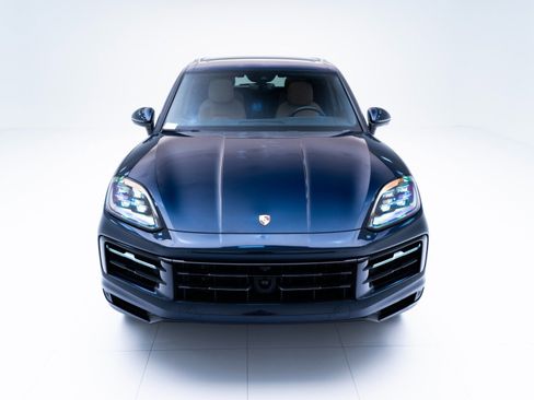 Certified 2025 Porsche Cayenne image 6
