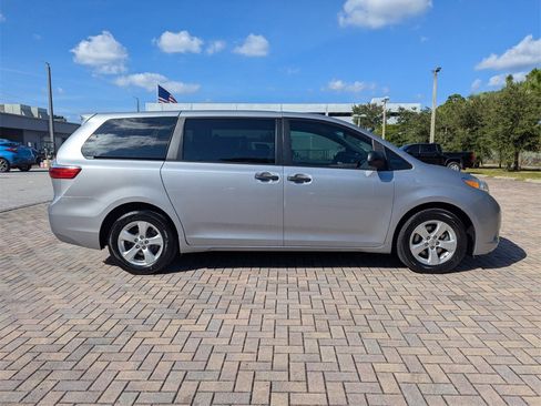 Certified 2017 Toyota Sienna L image 12