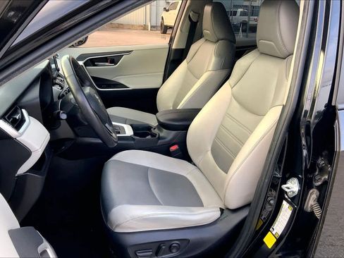 Used 2021 Toyota RAV4 XLE Premium FWD image 7