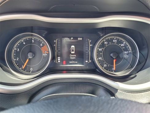 Used 2018 Jeep Cherokee Latitude Plus w/ Cold Weather Group image 17