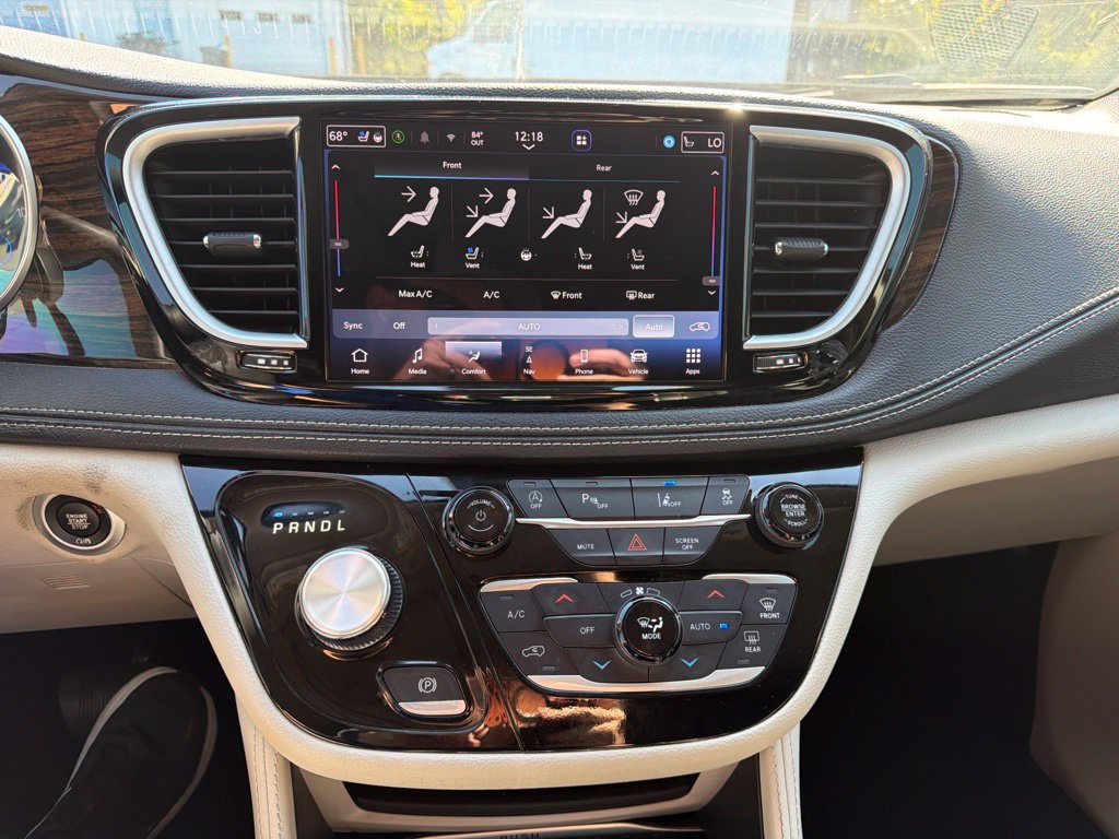 Used 2023 Chrysler Pacifica Limited FWD image 33