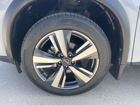 Certified 2025 Nissan Rogue SL AWD/4WD image 27