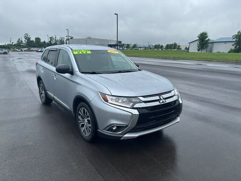 Used 2017 Mitsubishi Outlander ES AWD/4WD image 1