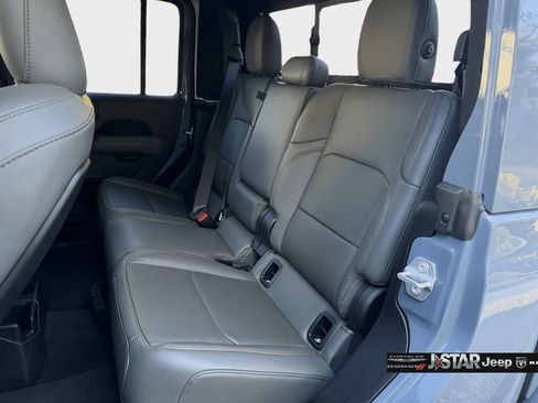 Used 2025 Jeep Gladiator Mojave AWD/4WD image 25