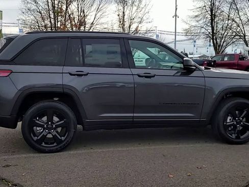 New 2025 Jeep Grand Cherokee Altitude image 9