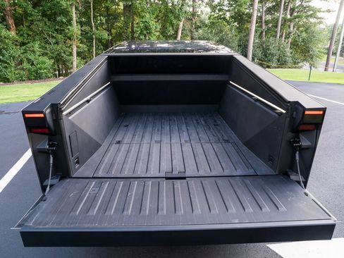 Used 2024 Tesla Cybertruck AWD Crew Cab image 5