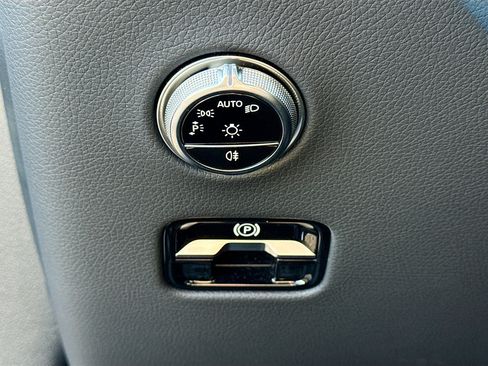 Used 2025 Mercedes-Benz GLC 300 4MATIC image 36