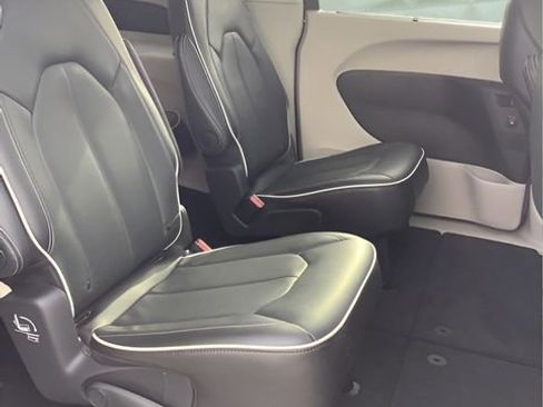 Certified 2024 Chrysler Pacifica Limited image 20