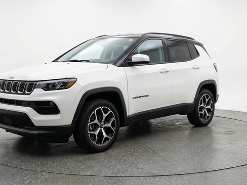 Used 2025 Jeep Compass Limited AWD/4WD image 3