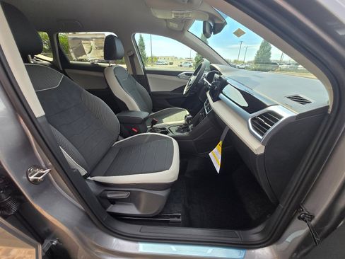 New 2026 Volkswagen Taos SE FWD image 9