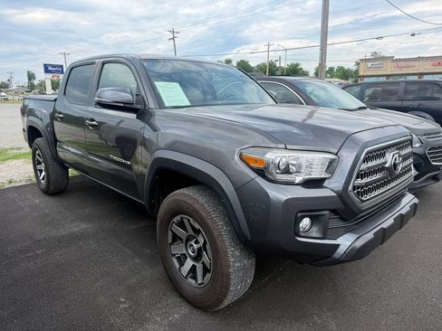 Used 2017 Toyota Tacoma TRD Off-Road w/ Premium & Technology Package AWD/4WD image 32