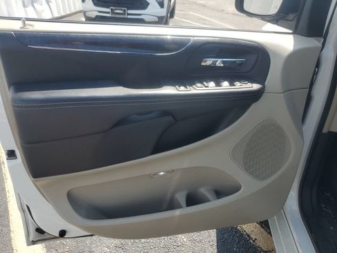 Used 2016 Chrysler Town & Country Touring FWD image 12