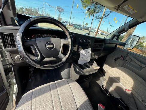 Used 2017 Chevrolet Express 3500 image 5