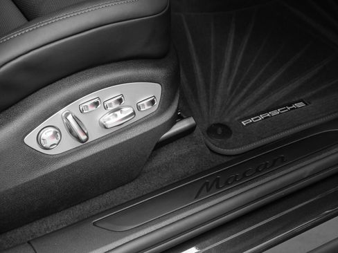 Used 2025 Porsche Macan image 16