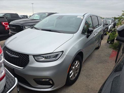 Used 2024 Chrysler Pacifica Touring-L FWD image 2
