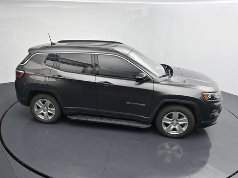Used 2022 Jeep Compass Latitude FWD image 17