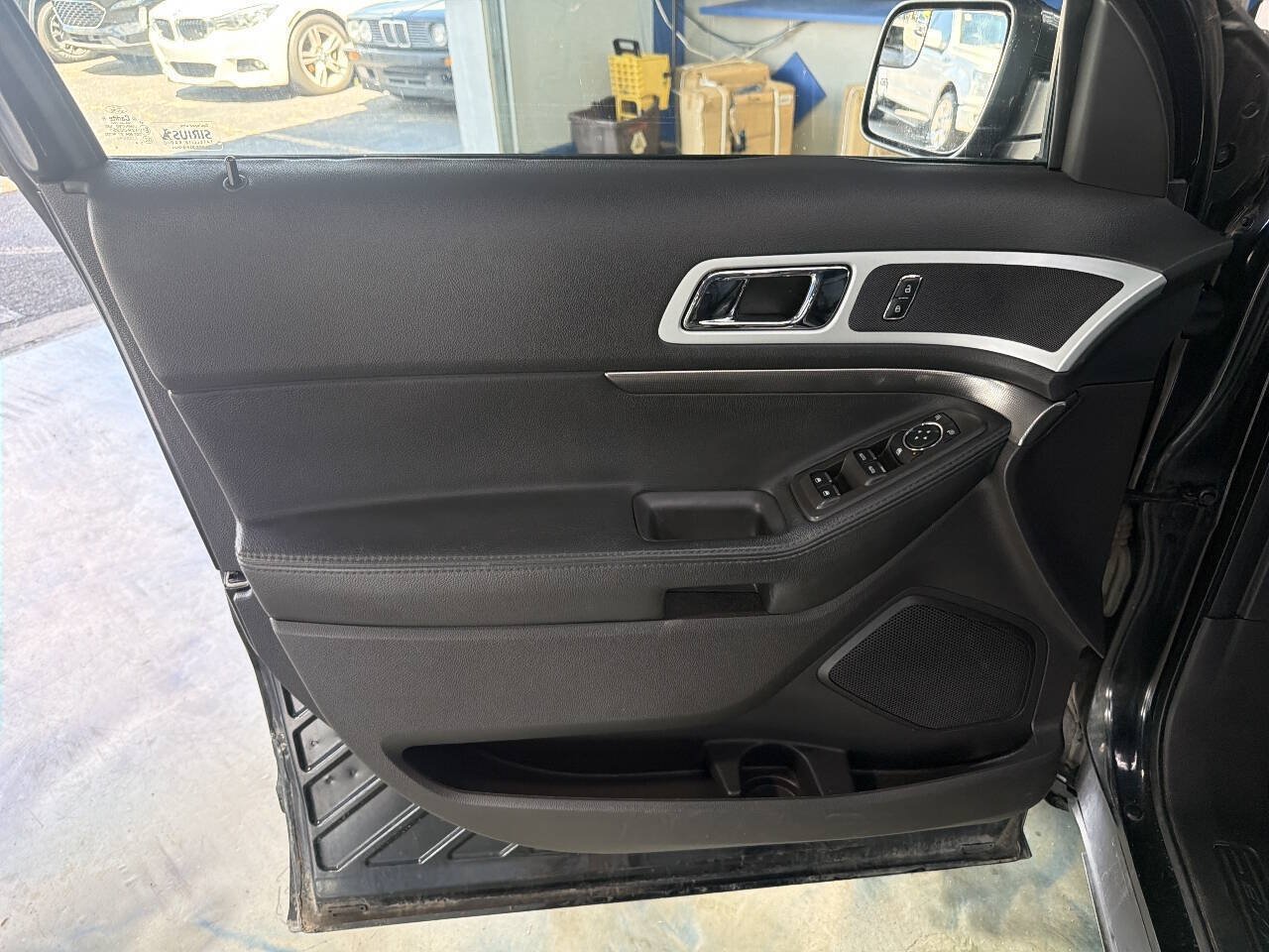 Used 2015 Ford Explorer XLT w/ Equipment Group 202A AWD/4WD image 16