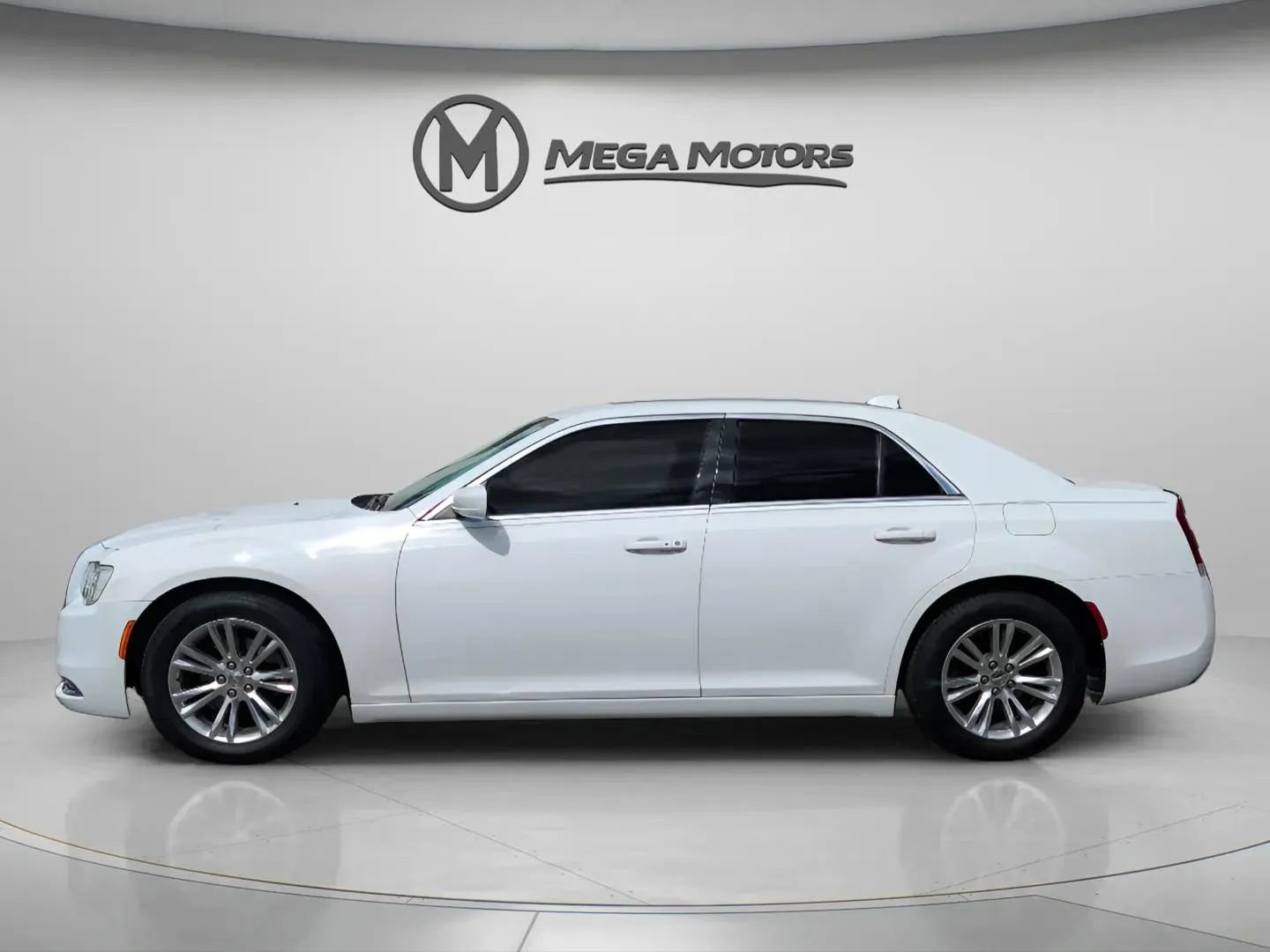 Used 2021 Chrysler 300 Touring RWD image 3