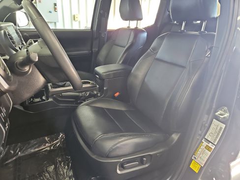 Used 2021 Toyota Tacoma TRD Off-Road w/ TRD Premium Off Road Package image 9